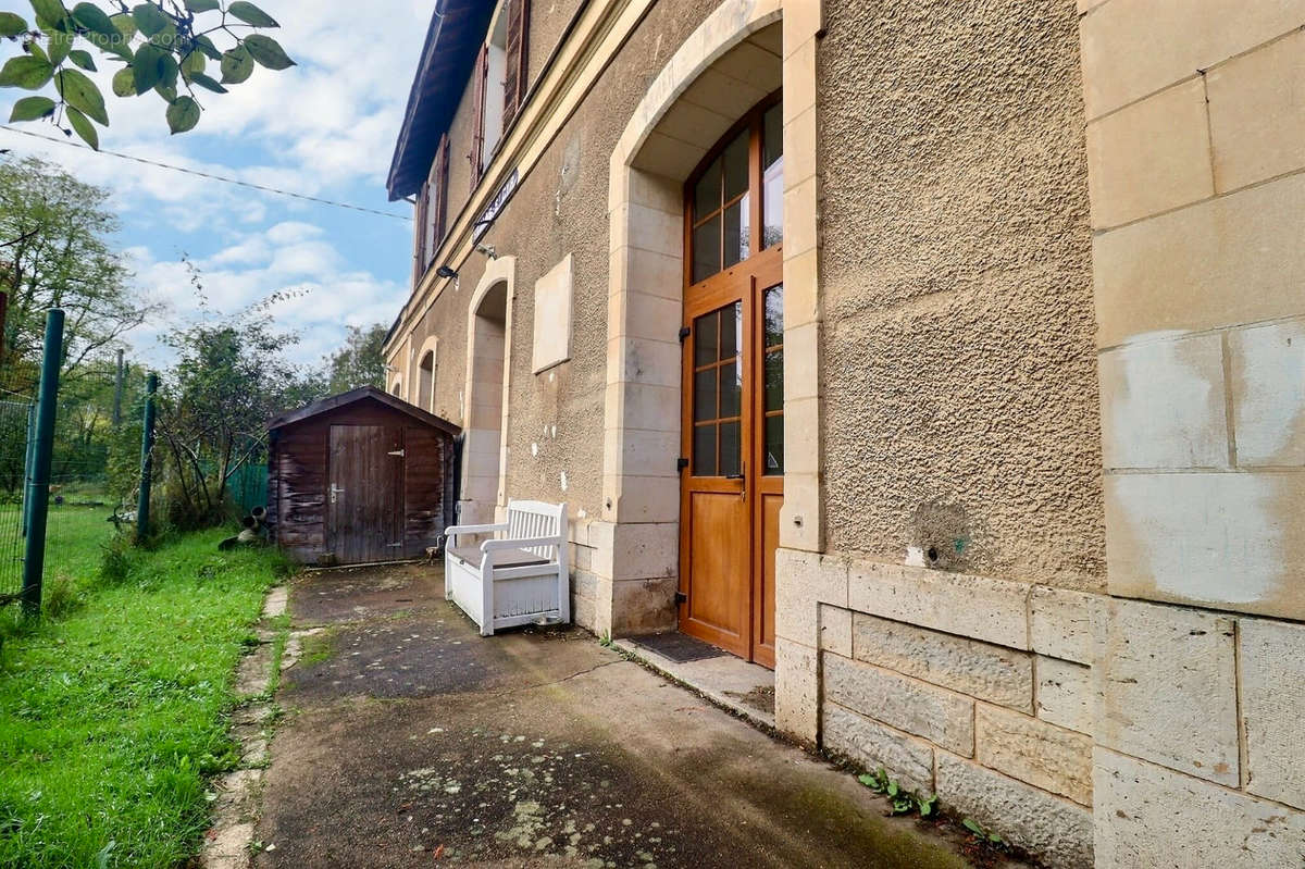 Appartement à SAINT-CYR-LA-RIVIERE