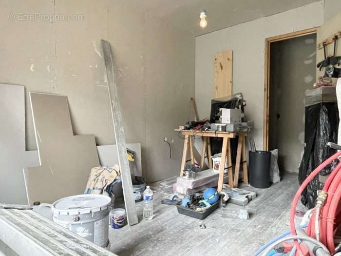 Pièce à finir de rénover - Maison à MONTLANDON