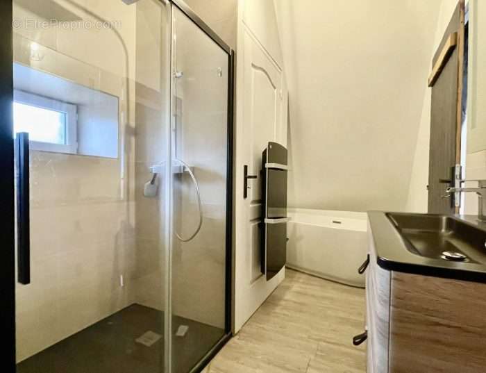 Salle de bains avec douche à l&#039;italienne - Maison à MONTLANDON