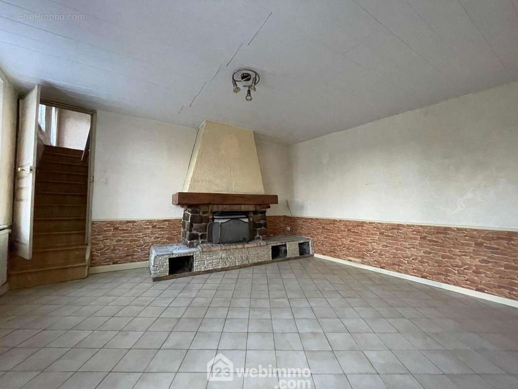 Donnant sur un espace salon avec cheminée - Maison à MAUREGNY-EN-HAYE
