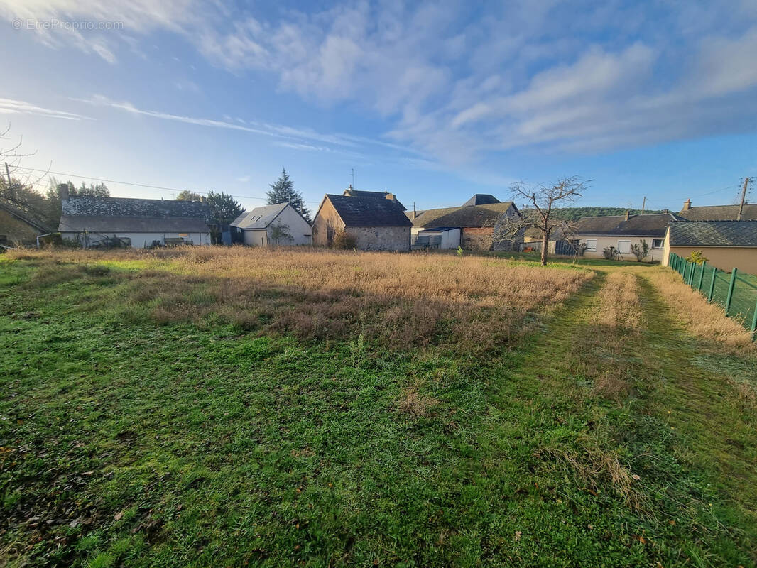 Terrain à MONCE-EN-BELIN