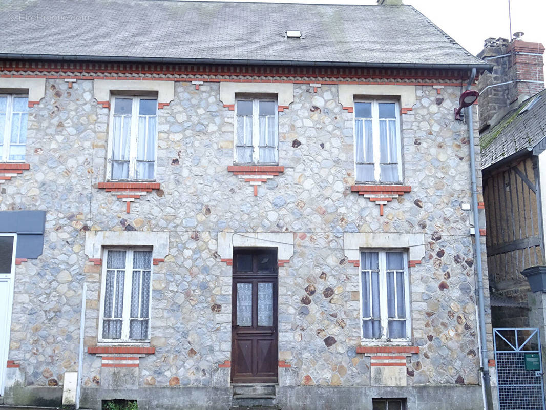 Maison à SAINT-GEORGES-DE-ROUELLEY