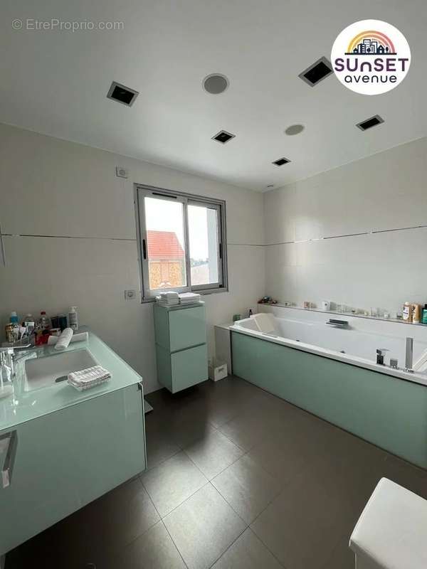 Maison a vendre enghien-les-bains - 8 pièce(s) - 263 m2 - Surfyn