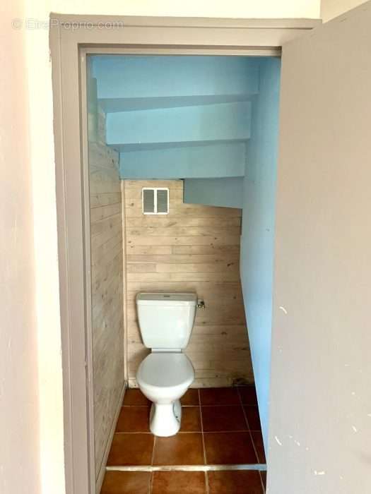 WC sous escaliers - Maison à DOUARNENEZ
