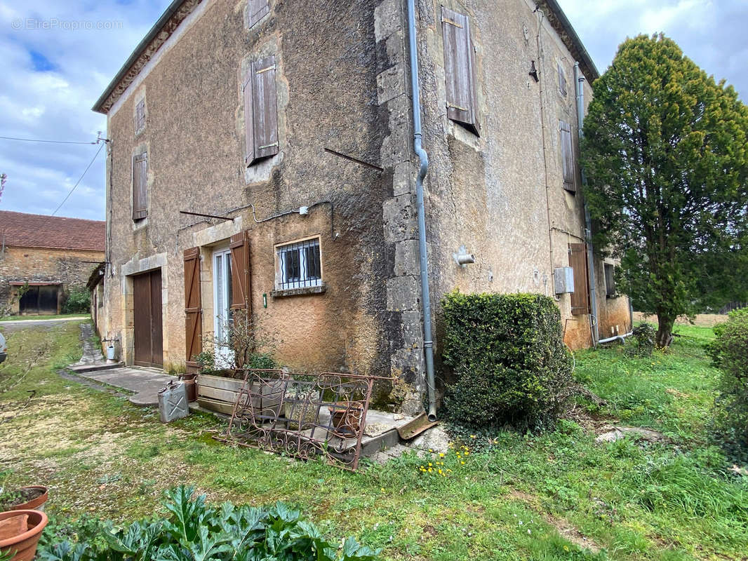 Maison à BLANQUEFORT-SUR-BRIOLANCE