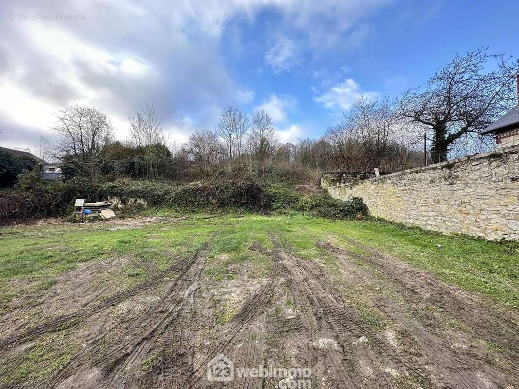 Il est plat et libre de constructeur - Terrain à CHEVREGNY