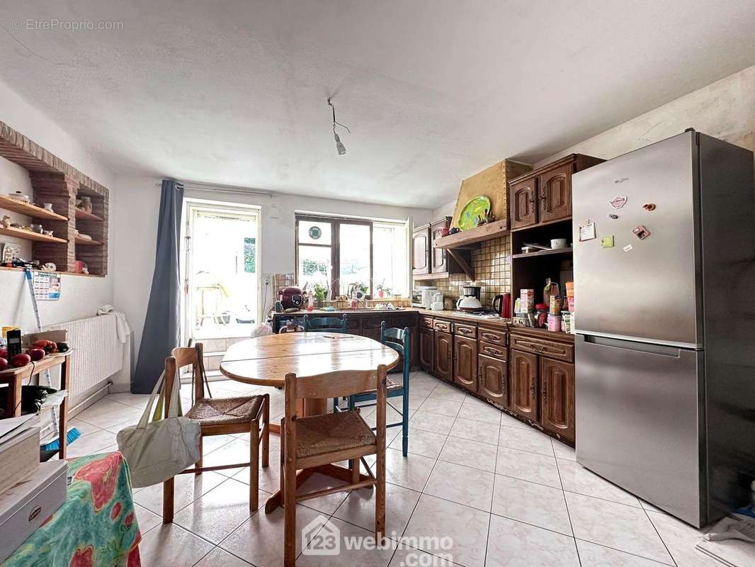 A la suite, une cuisine aménagée de 18 m² - Maison à VERNEUIL-SUR-SERRE