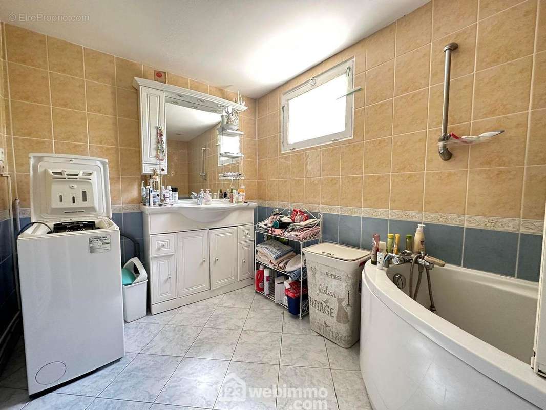 Une salle de bains de 6 m² avec... - Maison à VERNEUIL-SUR-SERRE