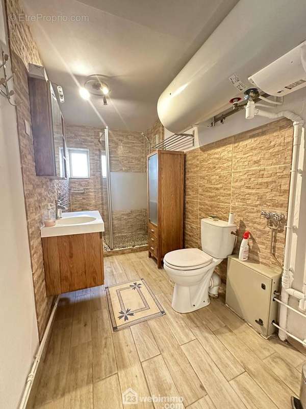 Toujours en rez-de-chaussée, une salle de bains récente de 6 m² avec... - Maison à BRUYERES-ET-MONTBERAULT