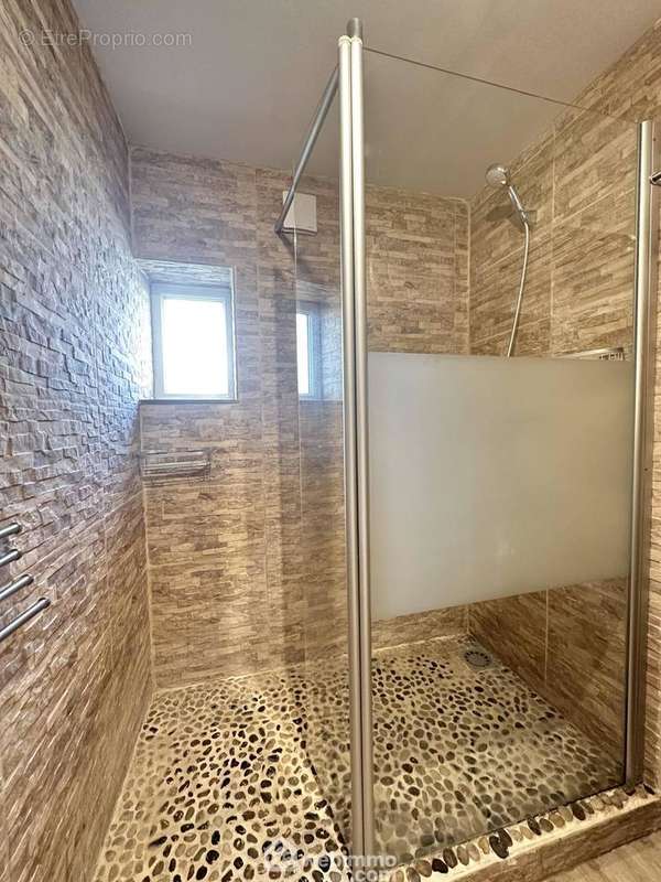 Une douche à l&#039;italienne - Maison à BRUYERES-ET-MONTBERAULT
