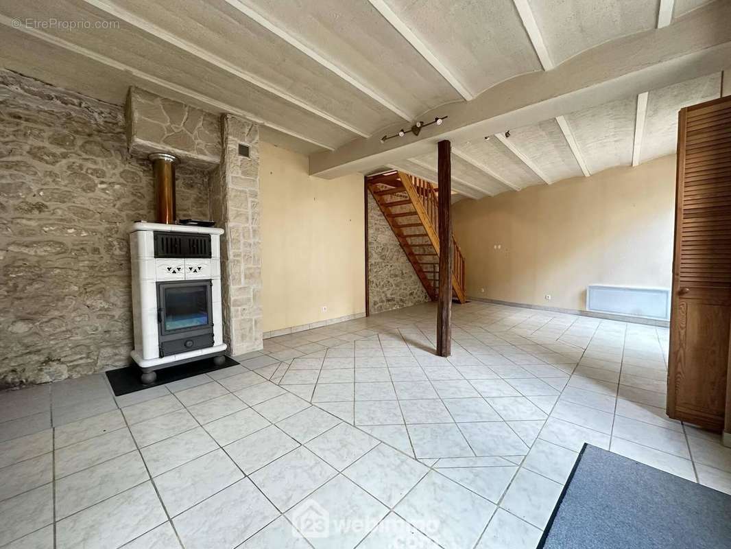 Voici le séjour spacieux de 32 m² - Maison à BRUYERES-ET-MONTBERAULT
