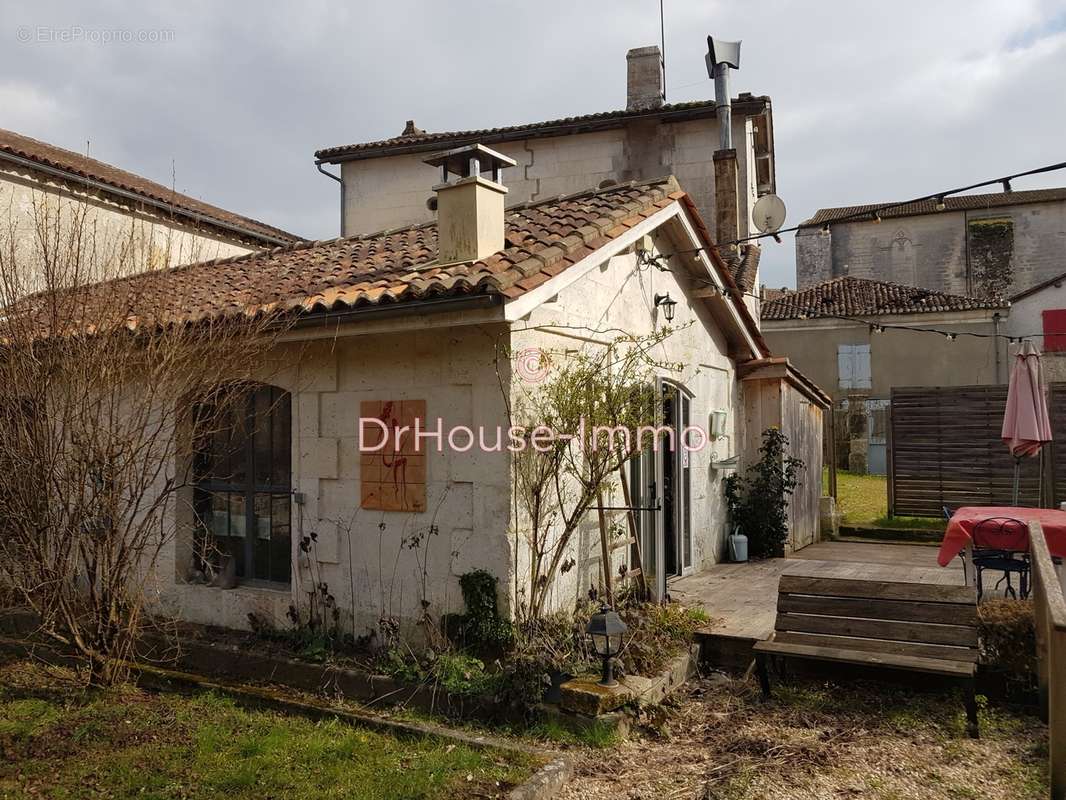 Maison à LA ROCHEBEAUCOURT-ET-ARGENTINE