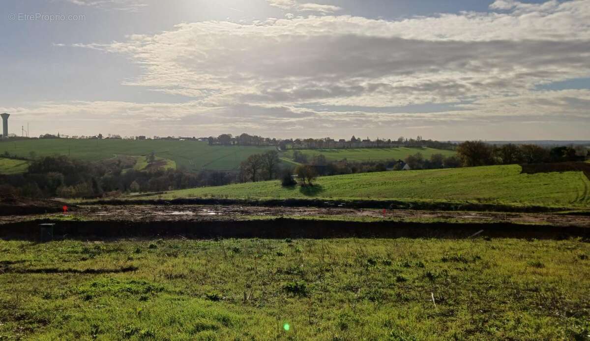 Terrain à POUILLE-LES-COTEAUX