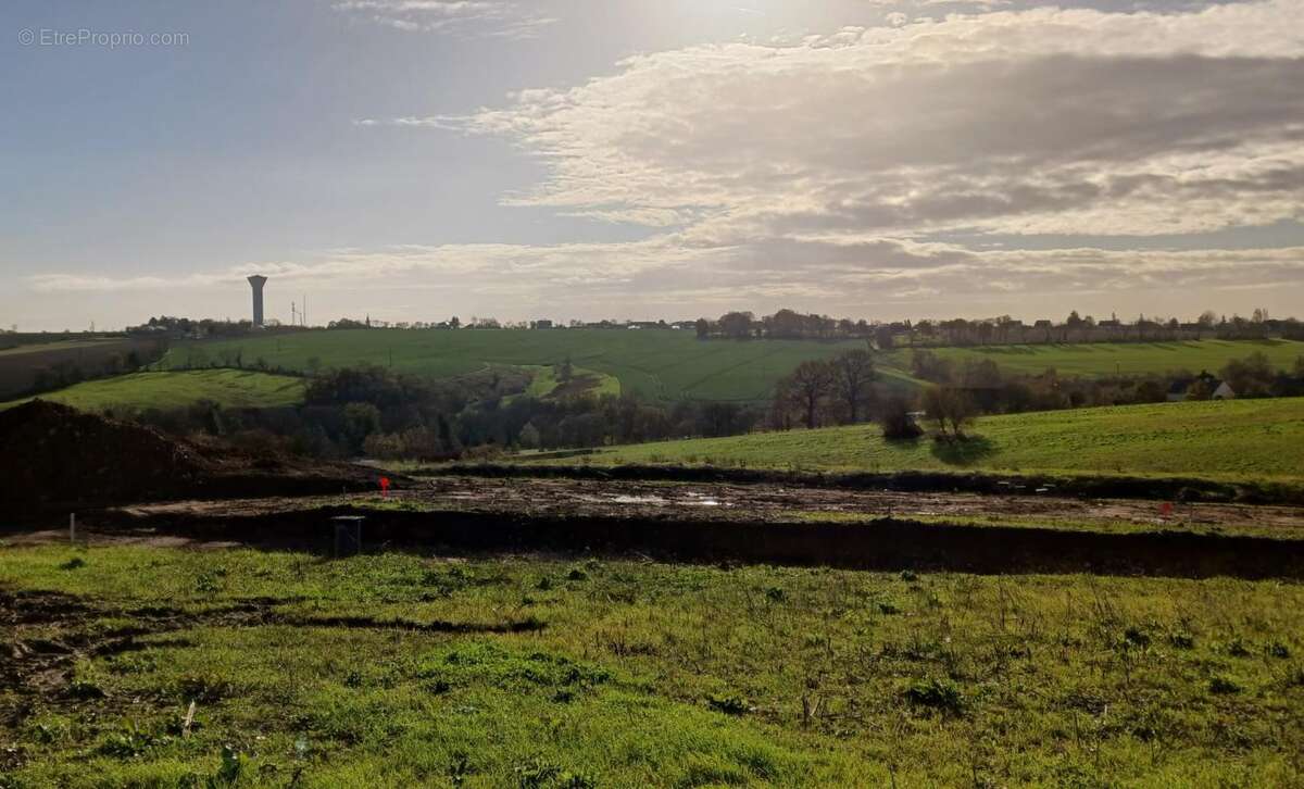 Terrain à POUILLE-LES-COTEAUX