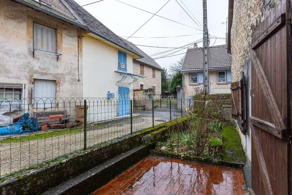 Maison à CHAMPAGNE-EN-VALROMEY