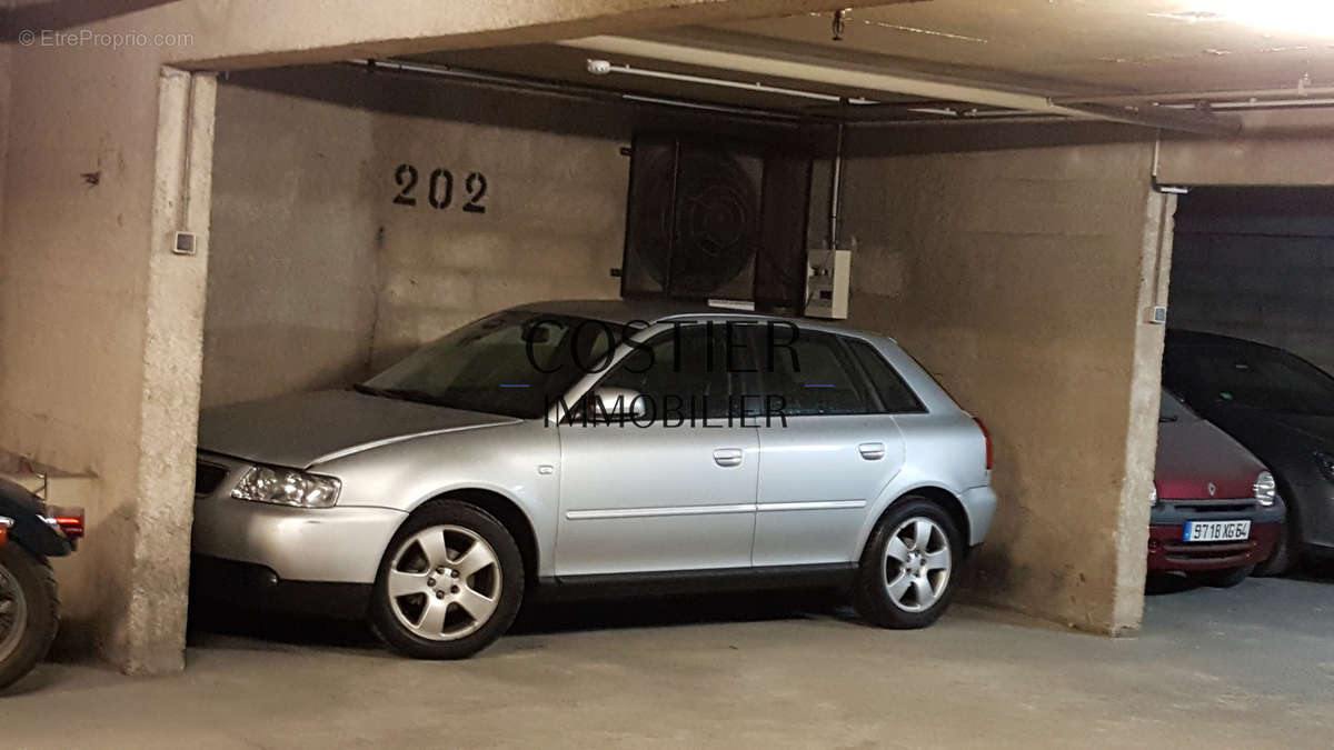 Parking à PARIS-17E