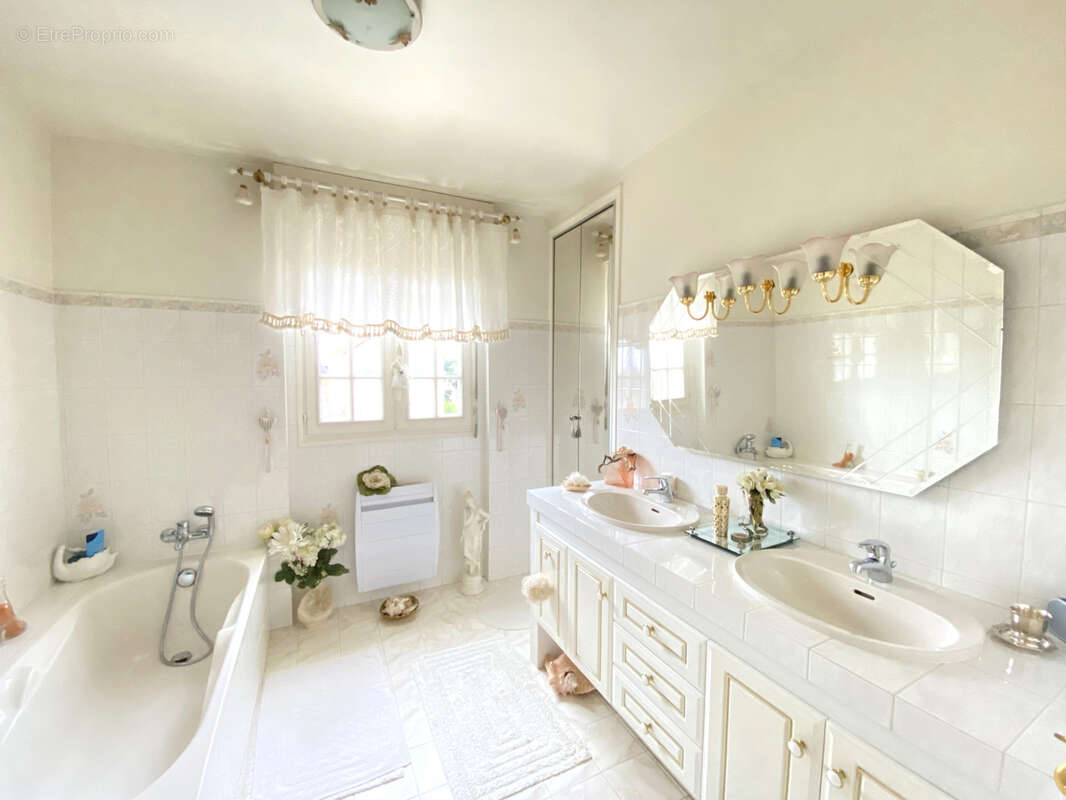 Maison à CHENNEVIERES-SUR-MARNE