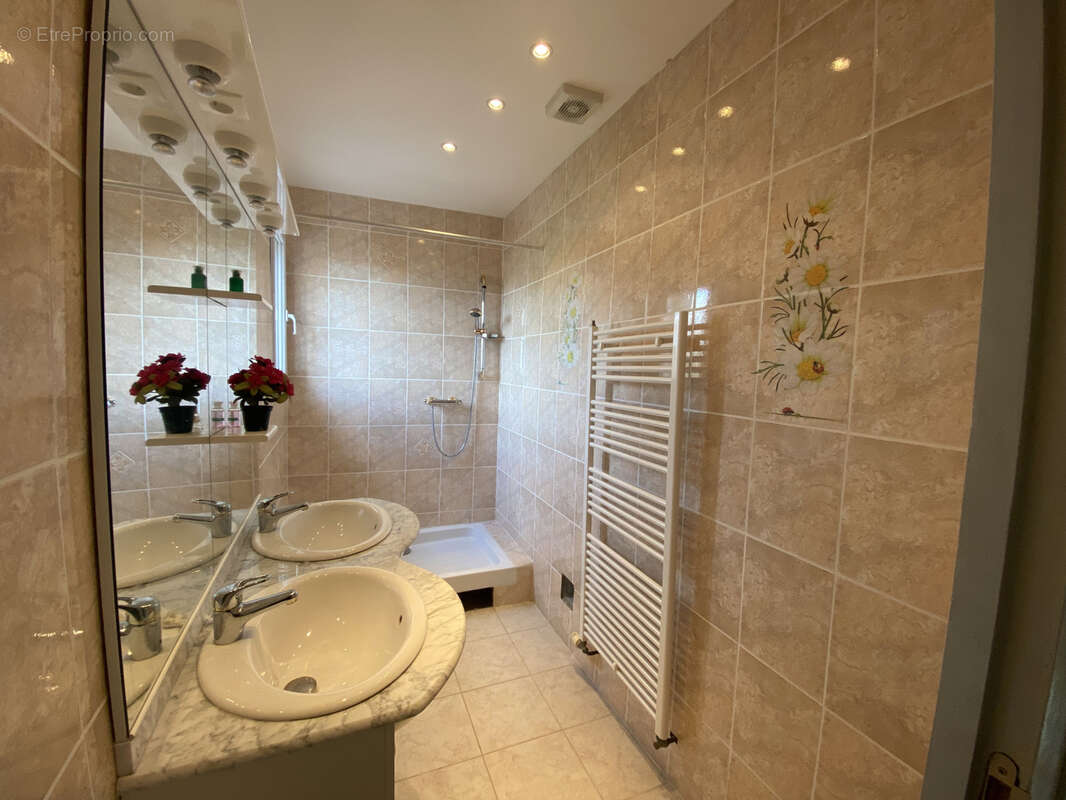 Maison à LES SALLES-DE-CASTILLON