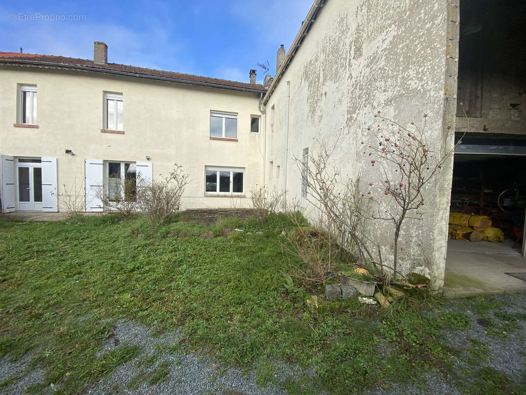 Maison à LES SALLES-DE-CASTILLON