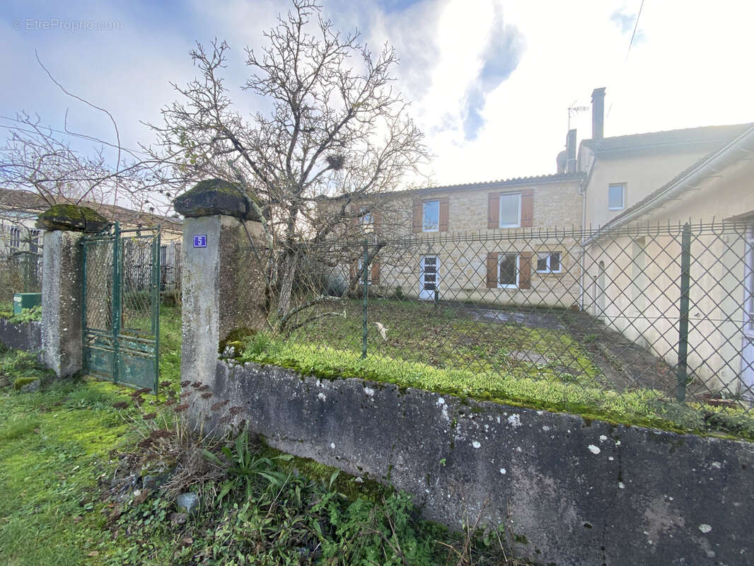 Maison à LES SALLES-DE-CASTILLON