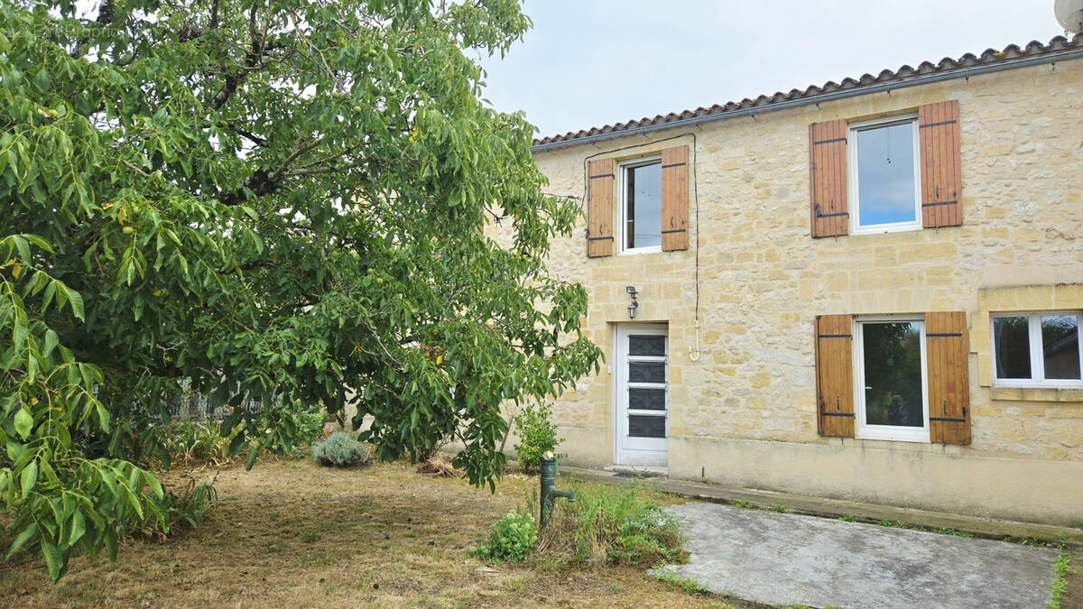 Maison à LES SALLES-DE-CASTILLON