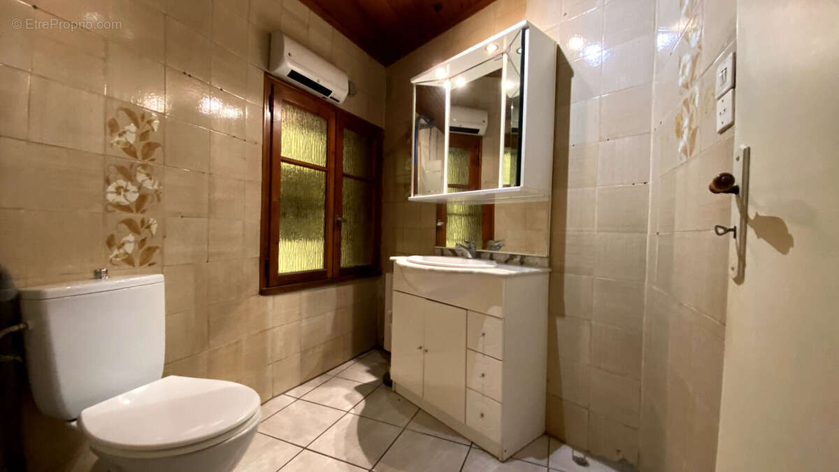 Maison à ENTRAIGUES-SUR-LA-SORGUE