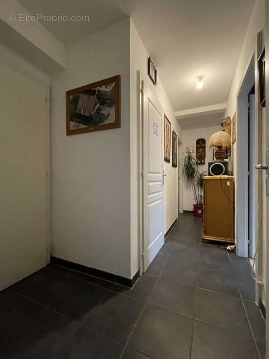 couloir accès cellier, salle d&#039;eau et chambres - Appartement à BOLLWILLER