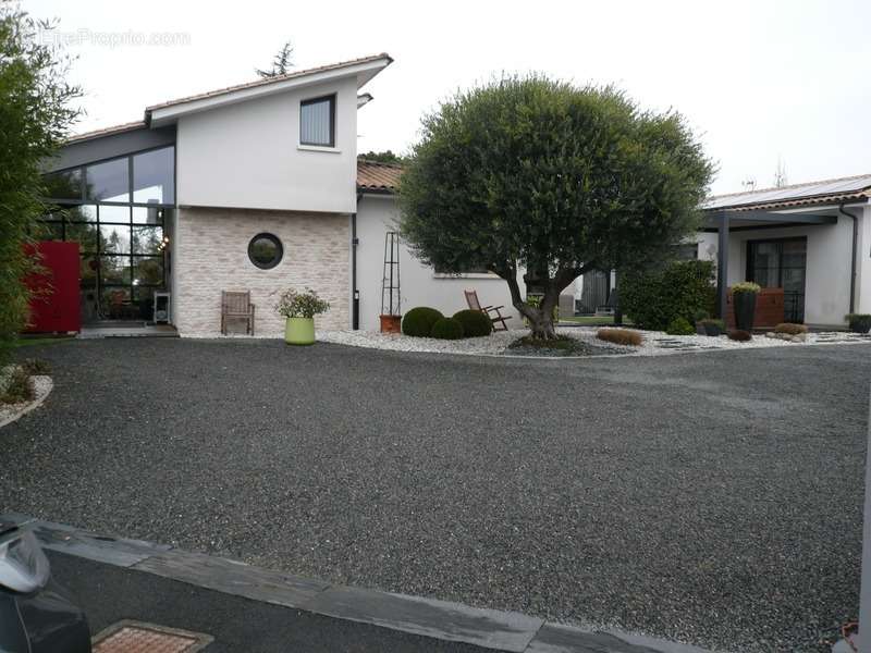 Maison à SAINT-YRIEIX-SUR-CHARENTE