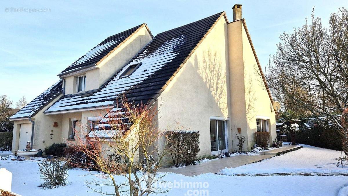 Pavillon d&#039;architecte d&#039;une surface habitable de 188 m² - Maison à CHAMBRY