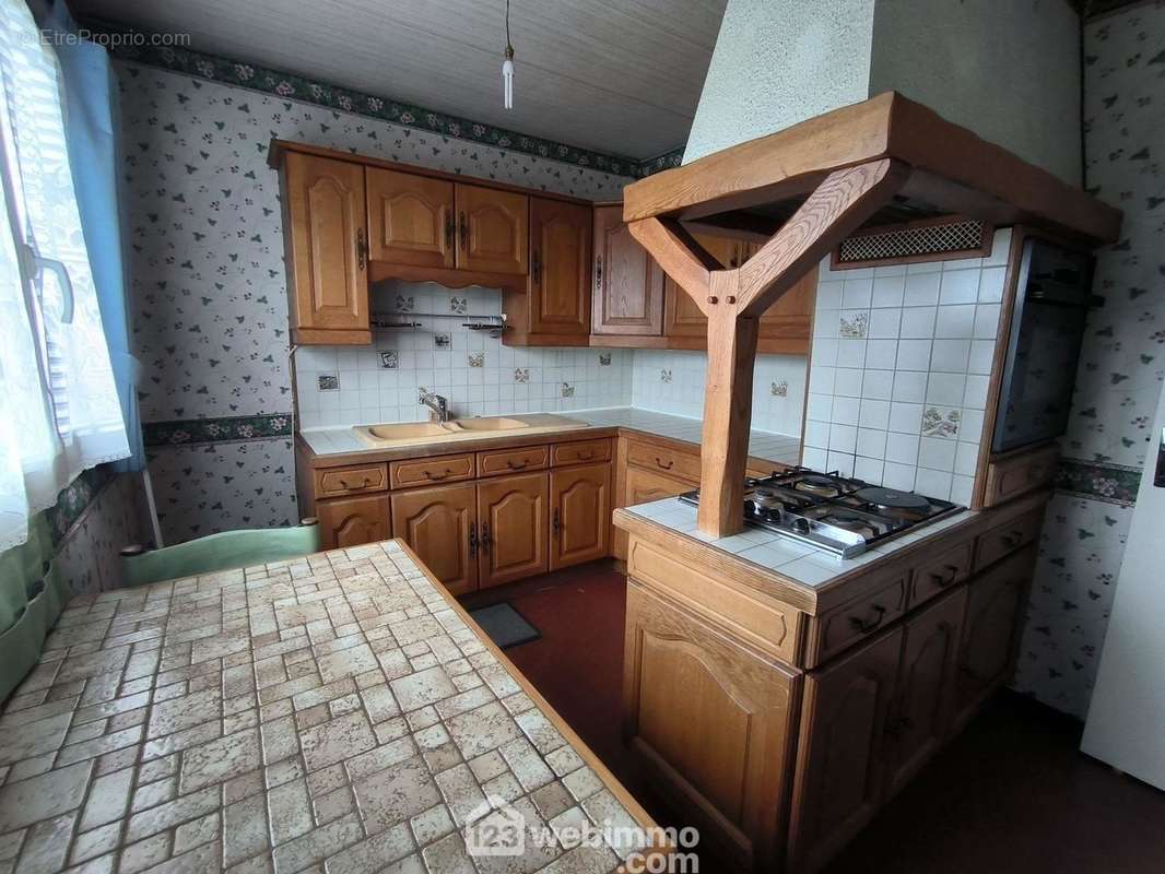 Une cuisine équipée de 9 m² - Maison à NOYANT-ET-ACONIN