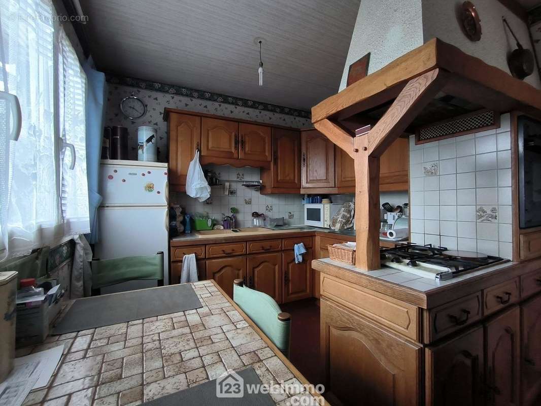 Une cuisine équipée et fonctionnelle de 9 m² - Maison à NOYANT-ET-ACONIN