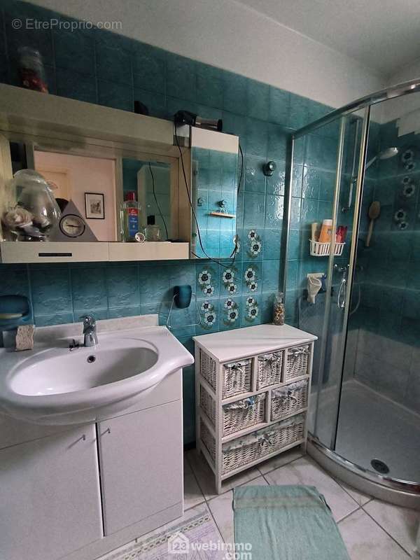 Une salle d&#039;eau de 4 m² avec douche vasque sur meuble et radiateur sèche serviettes - Maison à NOYANT-ET-ACONIN