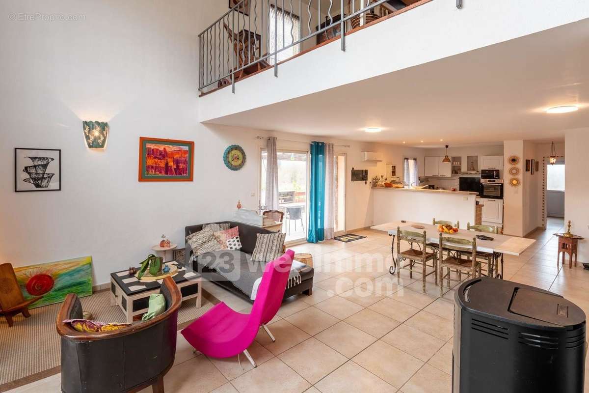 Au niveau terrasse, la pièce principale de 60 m², avec suite parentale en plain-pied du séjour - Maison à ARGENS-MINERVOIS