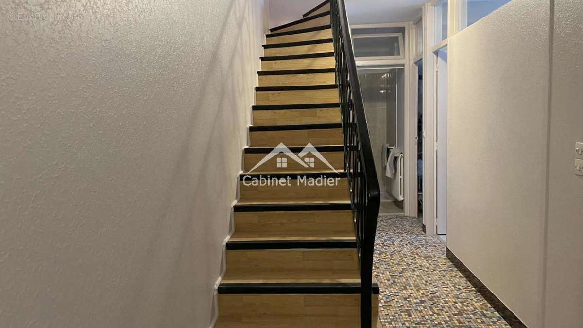 Escalier - Maison à SAINT-JEAN-D&#039;ANGELY