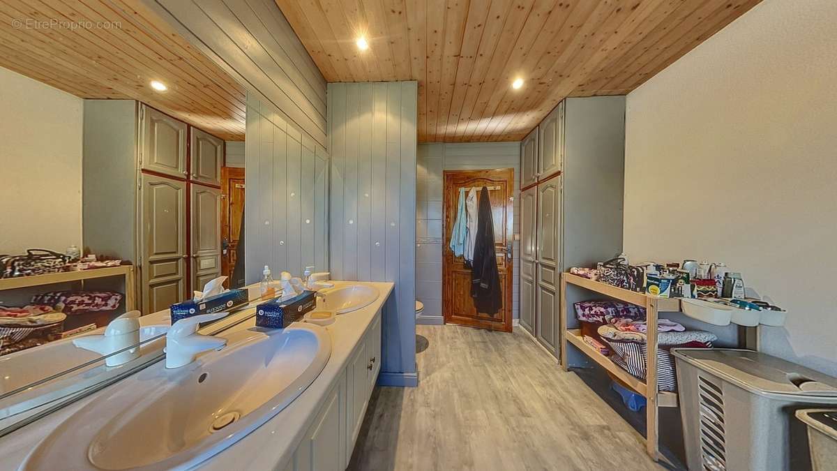 Maison sur sous-sol en ossature bois, la salle de bains au rez-de-chaussée - Maison à LA CHATRE