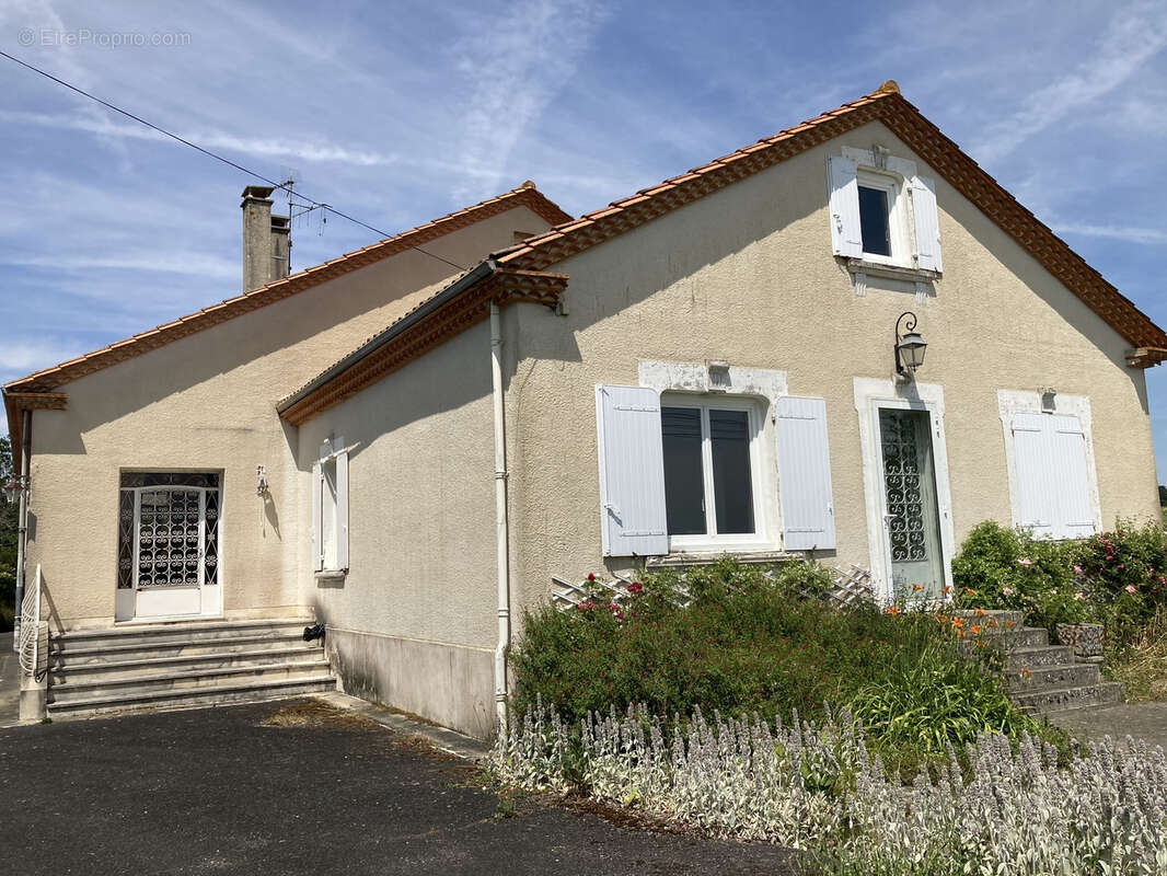 Maison à ROULLET-SAINT-ESTEPHE