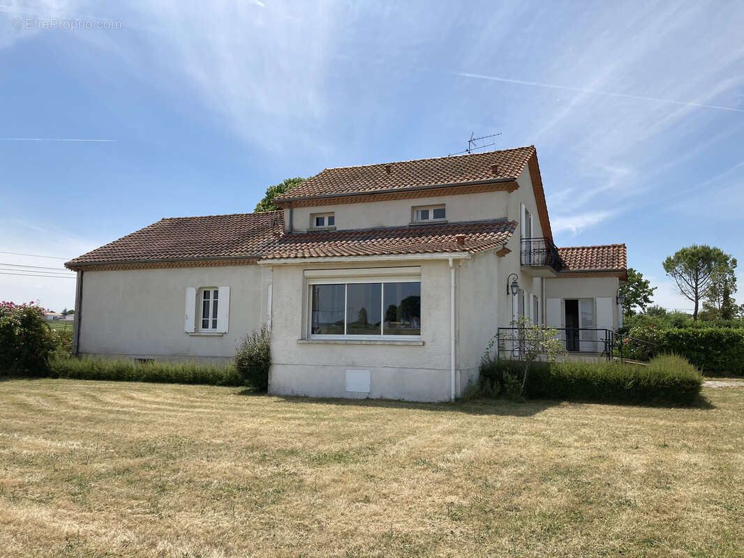 Maison à ROULLET-SAINT-ESTEPHE