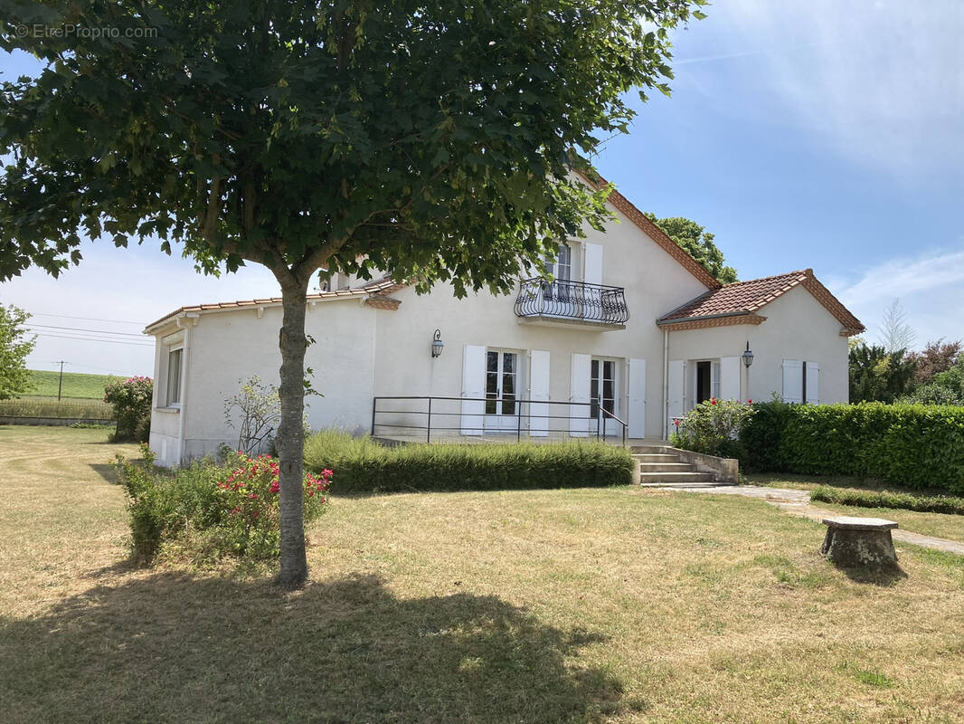 Maison à ROULLET-SAINT-ESTEPHE