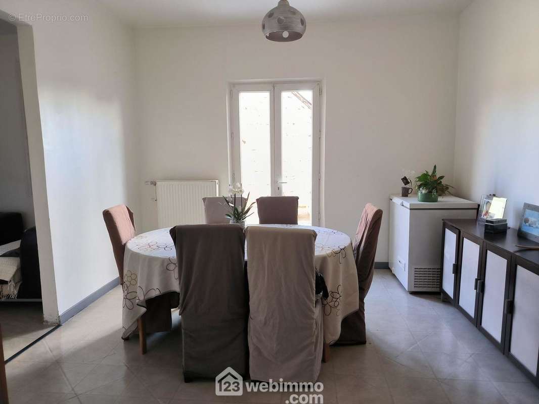 Un appartement en duplex de 135 m² offrant un séjour lumineux de 12 m² donnant sur... - Appartement à VAILLY-SUR-AISNE