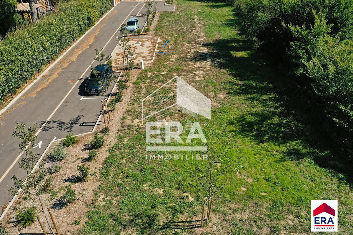 Terrain à PERNES-LES-FONTAINES