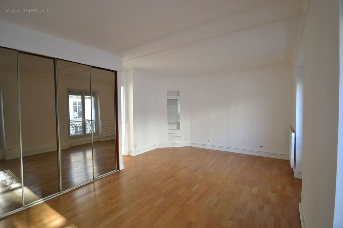 Appartement a louer paris-10e-arrondissement - 2 pièce(s) - 67 m2 - Surfyn