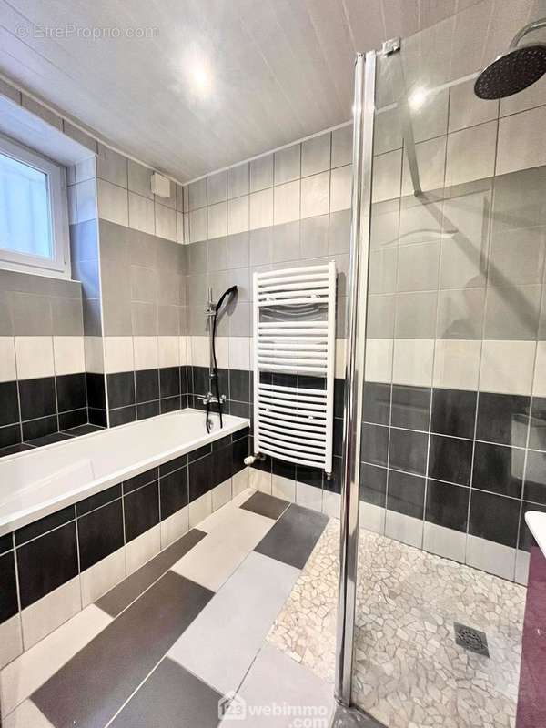 Puis la salle de bain avec douche à l&#039;italienne entièrement refaite. - Maison à MIREBEAU