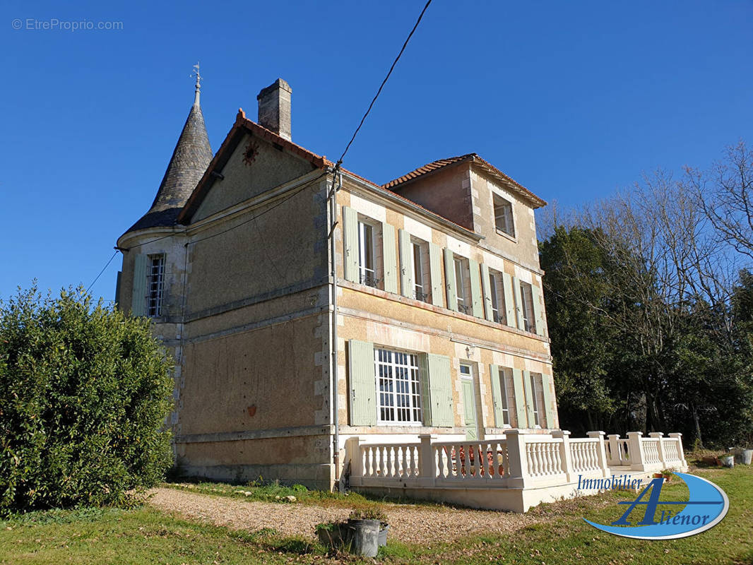 Maison à SAINT-QUENTIN-DE-CHALAIS