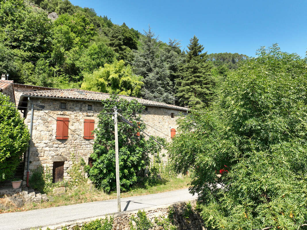 Maison à SAINT-SAUVEUR-DE-MONTAGUT