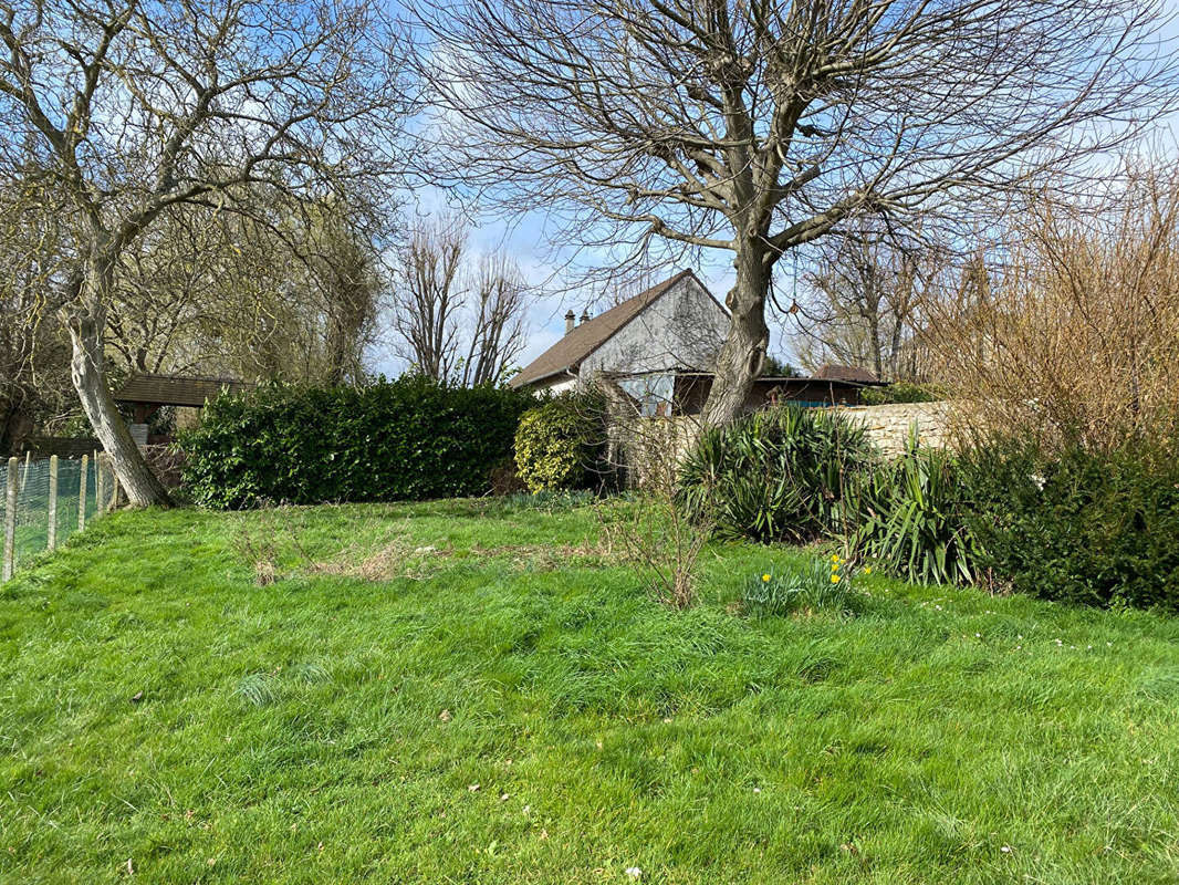 Terrain à FONTENAY-SAINT-PERE