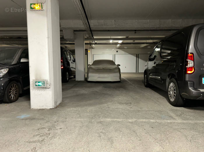 Parking à PARIS-11E