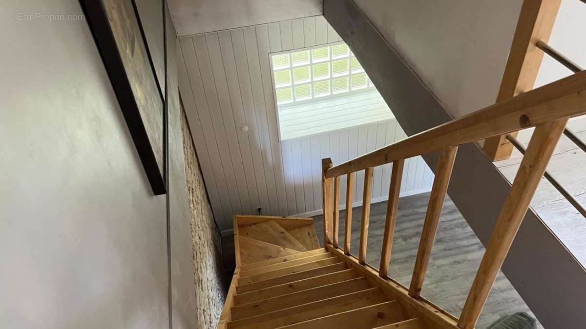Escalier - Maison à BLANZAY-SUR-BOUTONNE