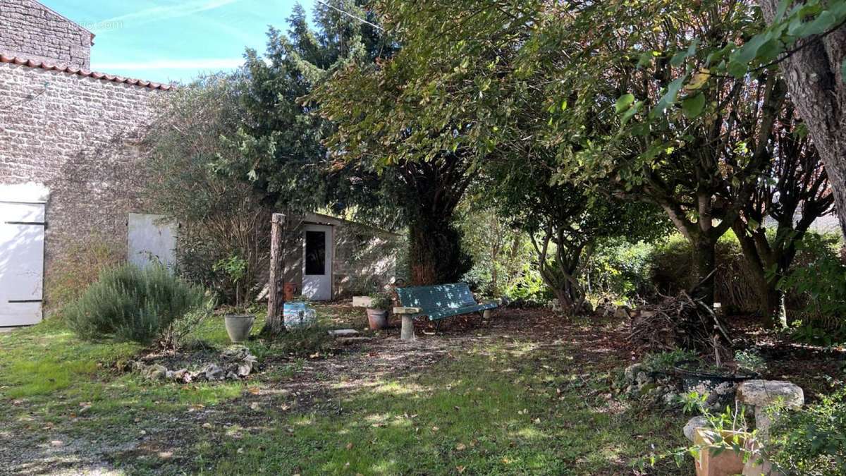 Jardin - Maison à BLANZAY-SUR-BOUTONNE