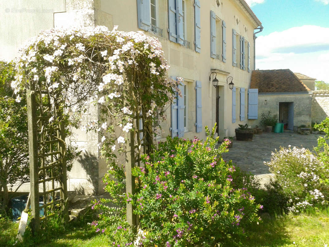 Maison à MONTIGNAC-CHARENTE