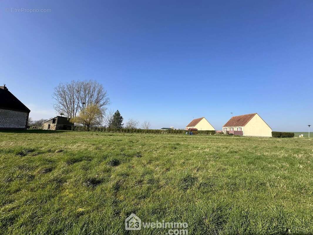 Vous avez un projet ? Ce terrain est idéal ! Venez le visiter rapidement. - Terrain à MORTIERS